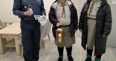 Betlejemskie Światełko Pokoju trafiło do pułtuskiej Komendy Policji